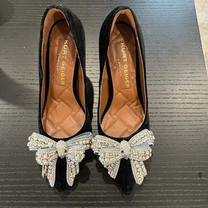 Black shoes high heels with silver bow